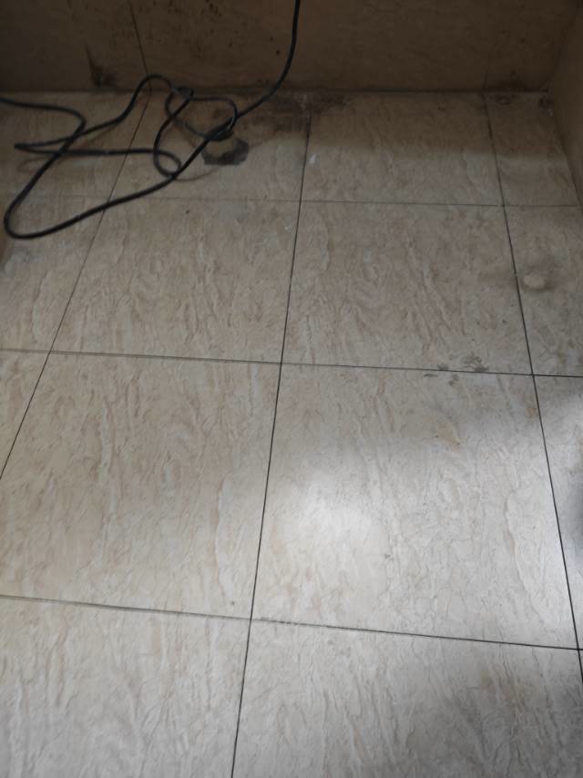 金科一城：清理后的地砖缝