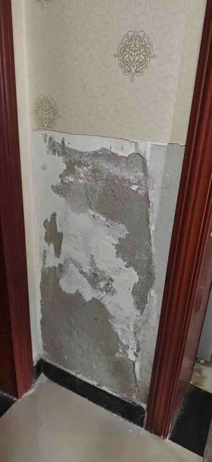 锦江城市花园卫生间门框返碱发霉
