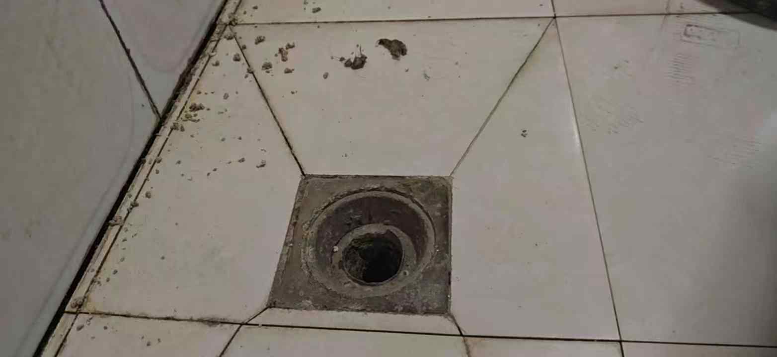 卫生间马桶底部法兰盘检查
