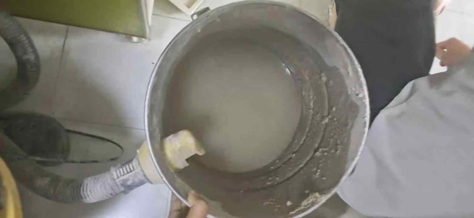 卫生间砂灰层吸水处理