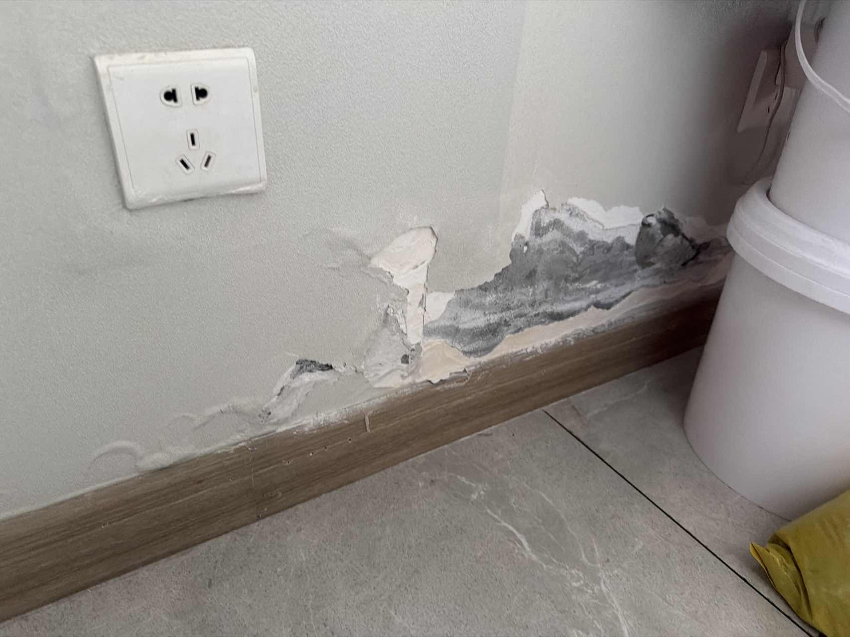 电建地产洺悦府卫生间门口墙面返碱掉皮
