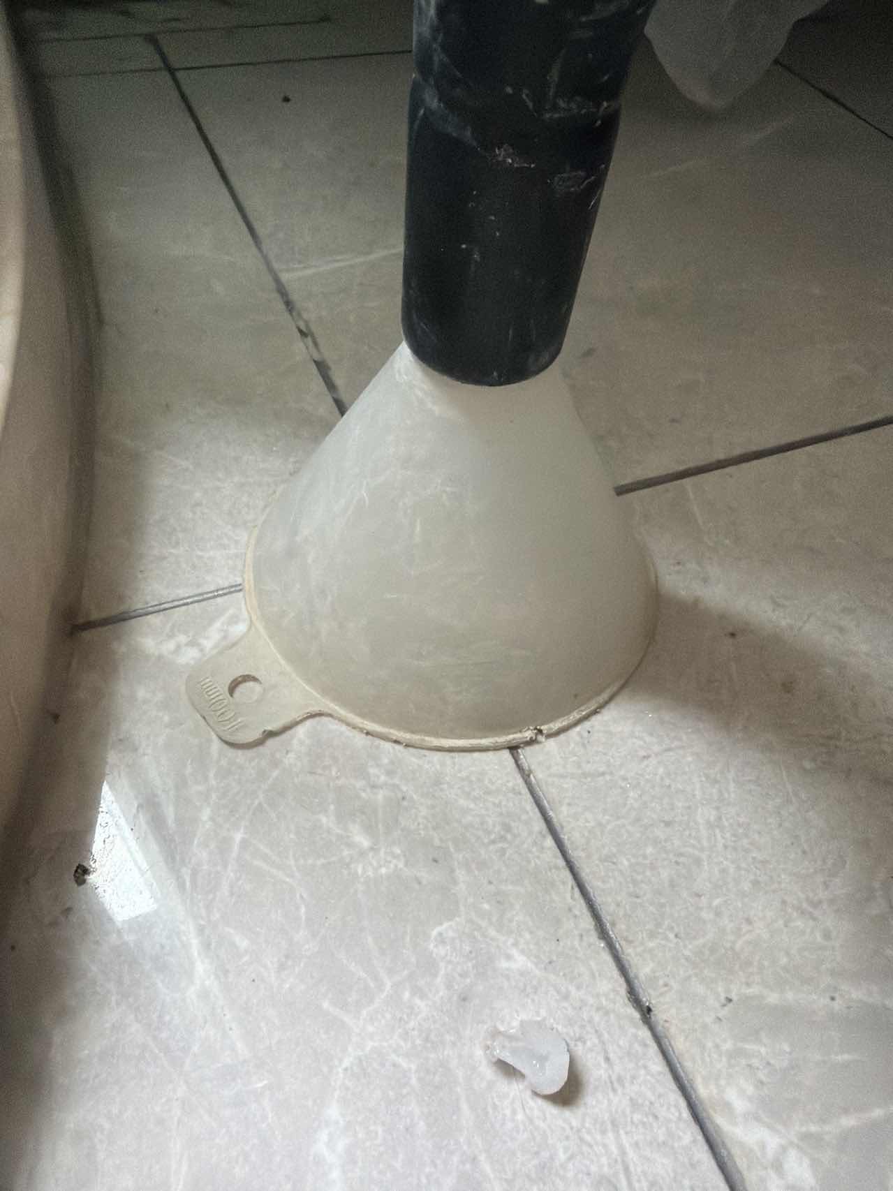 卫生间砂灰层正在吸水