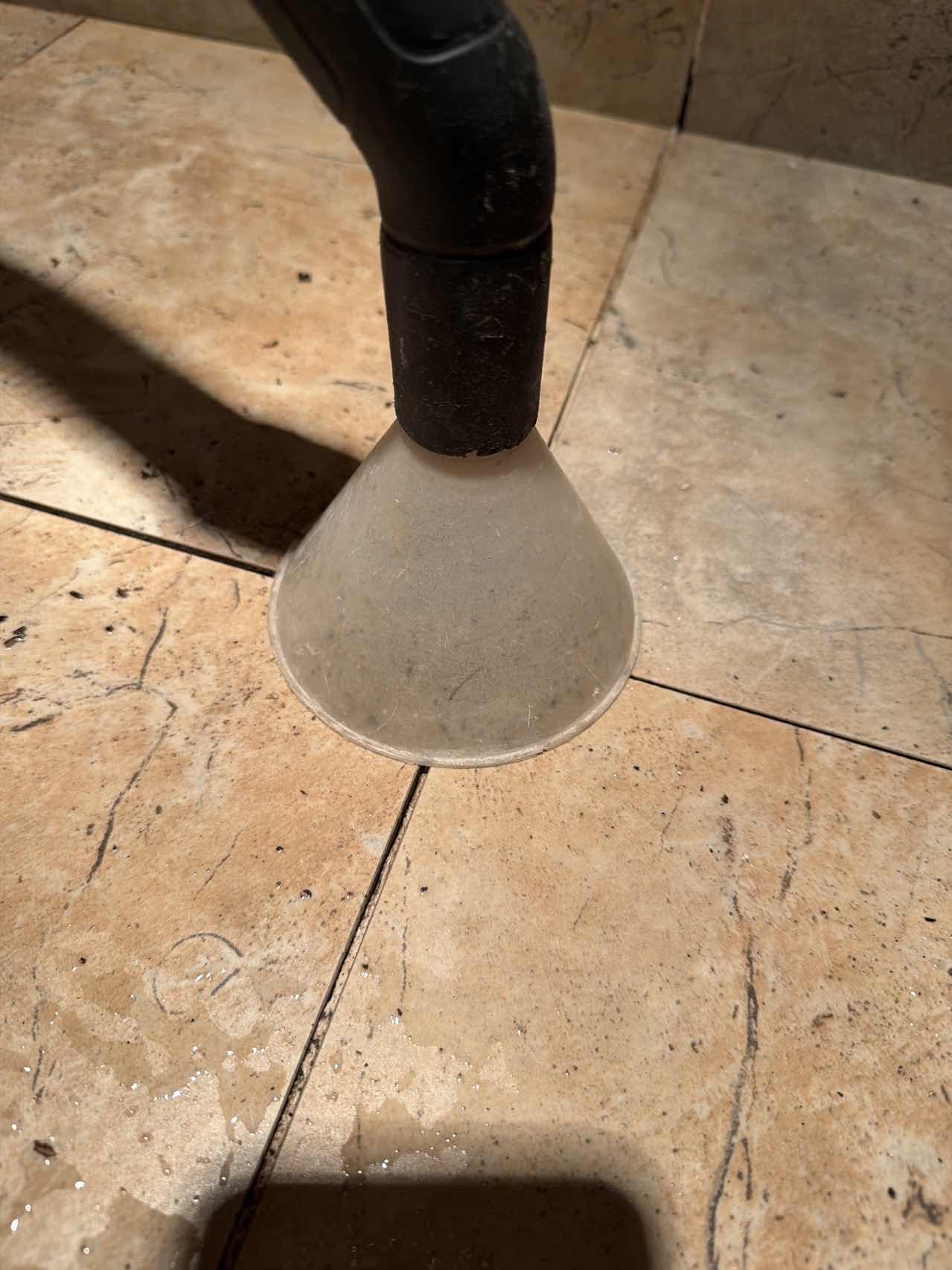 卫生间砂灰层吸水照片