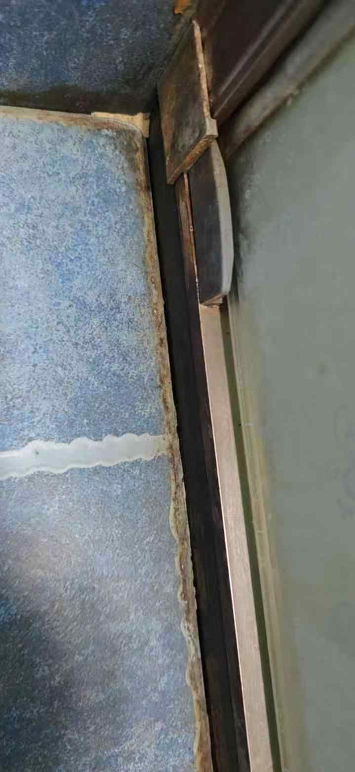 卫生间瓷砖缝开裂照片
