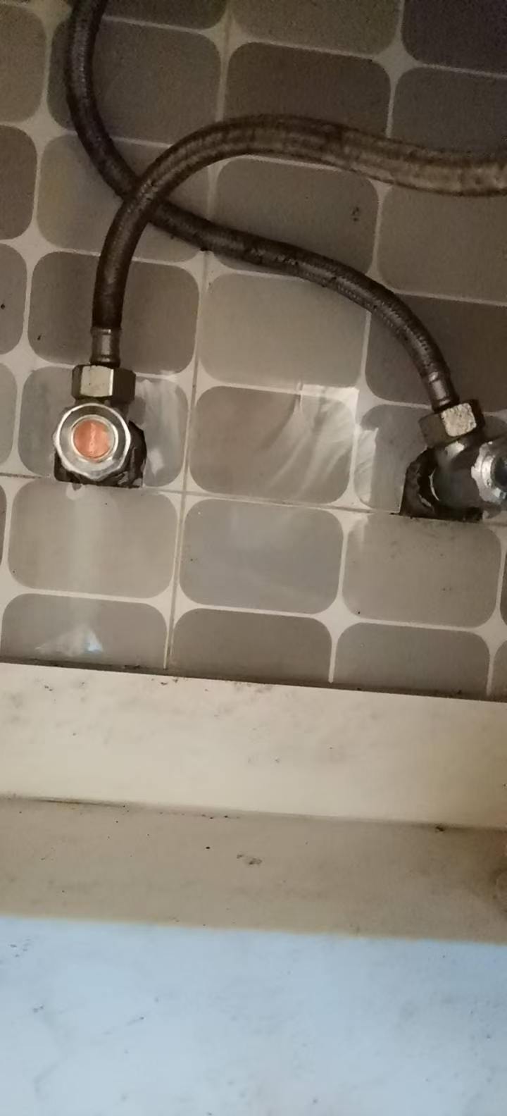 卫生间水管和排水检查
