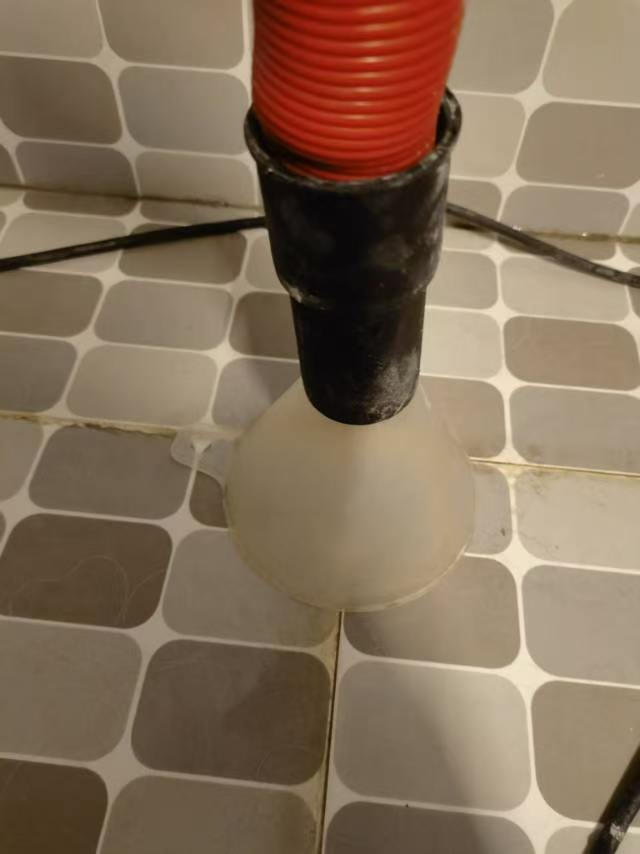 卫生间砂灰层正在吸水