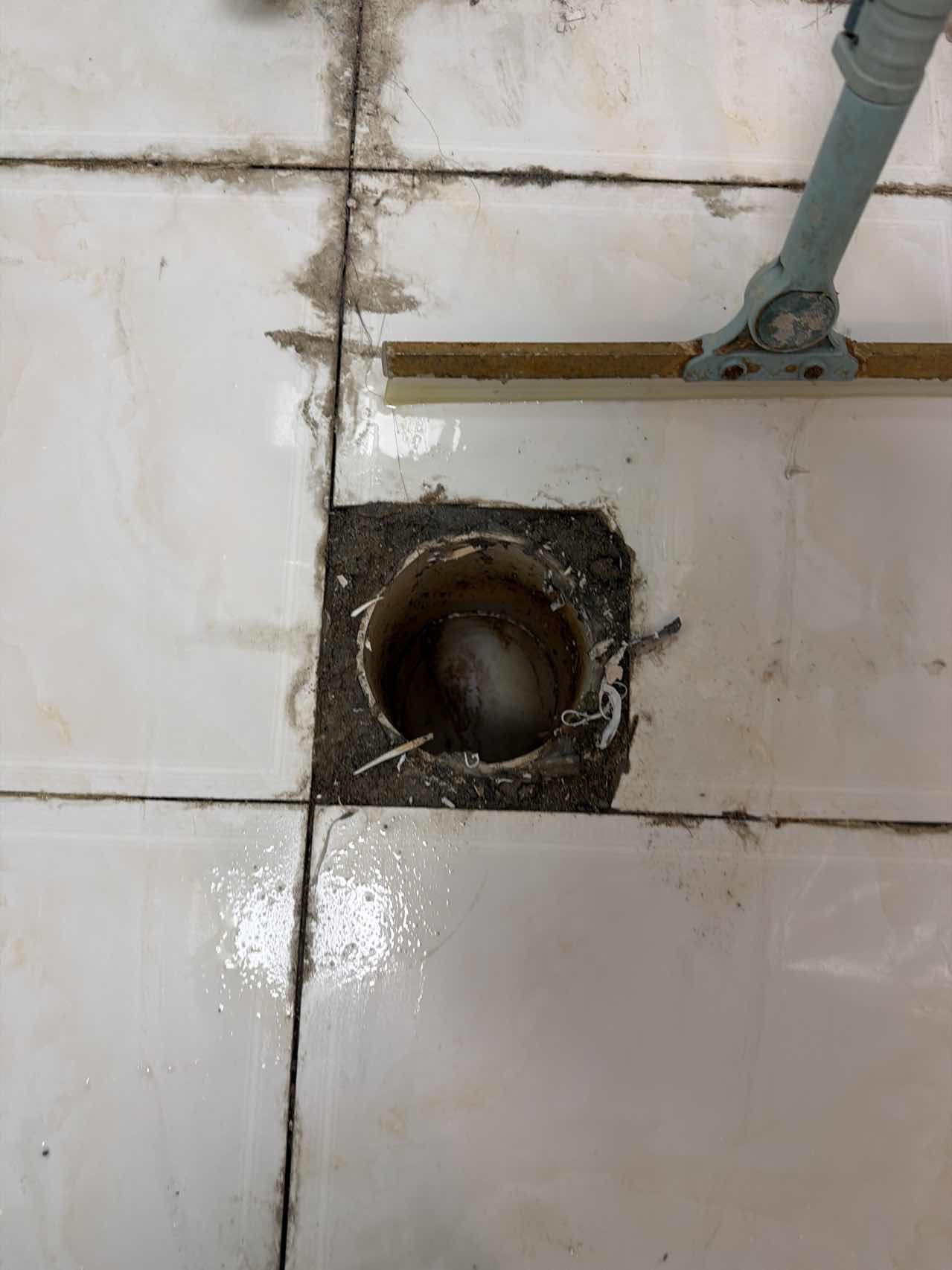 卫生间马桶法兰漏水检查