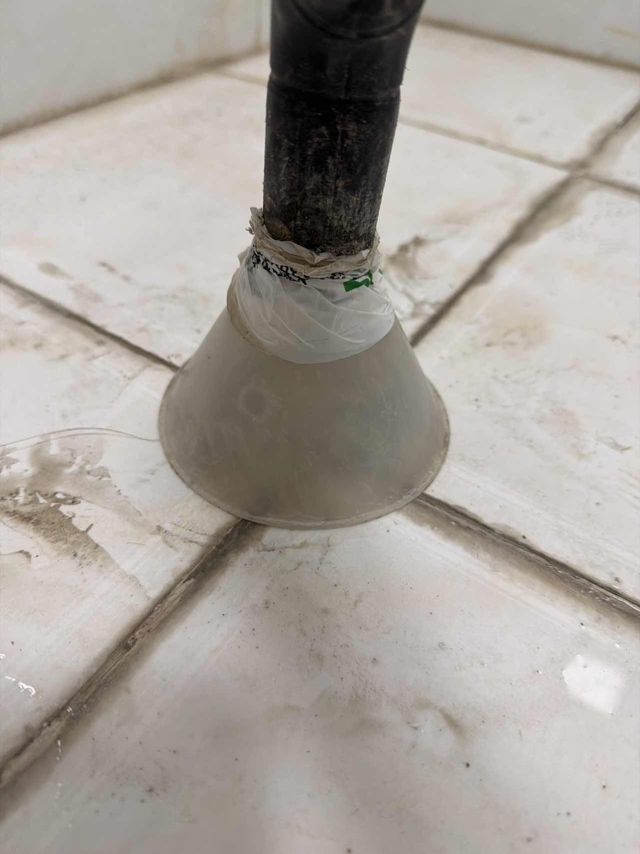 卫生间砂灰层正在吸水
