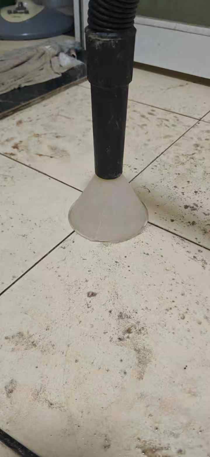 卫生间砂灰层正在吸水
