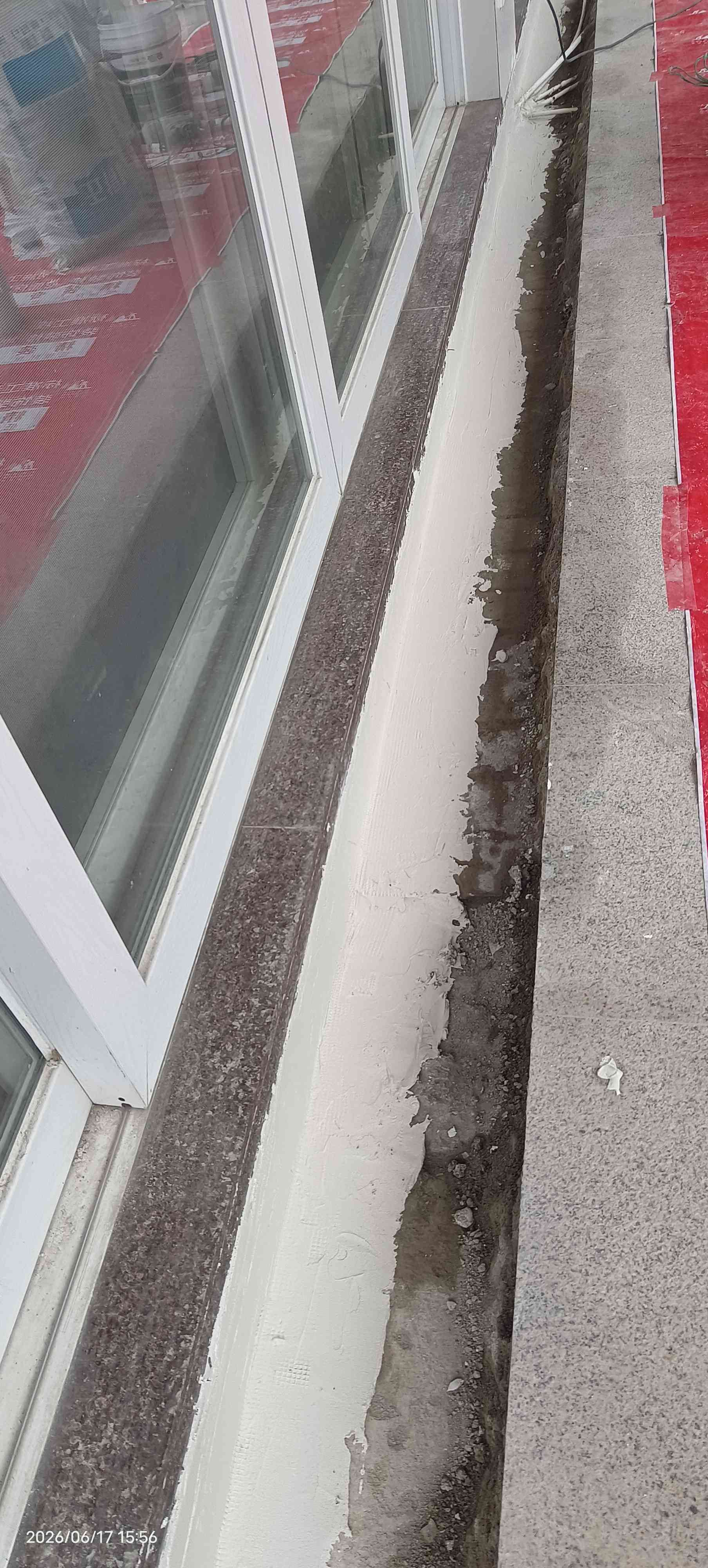 露台门口防水隔断第一遍防水施工