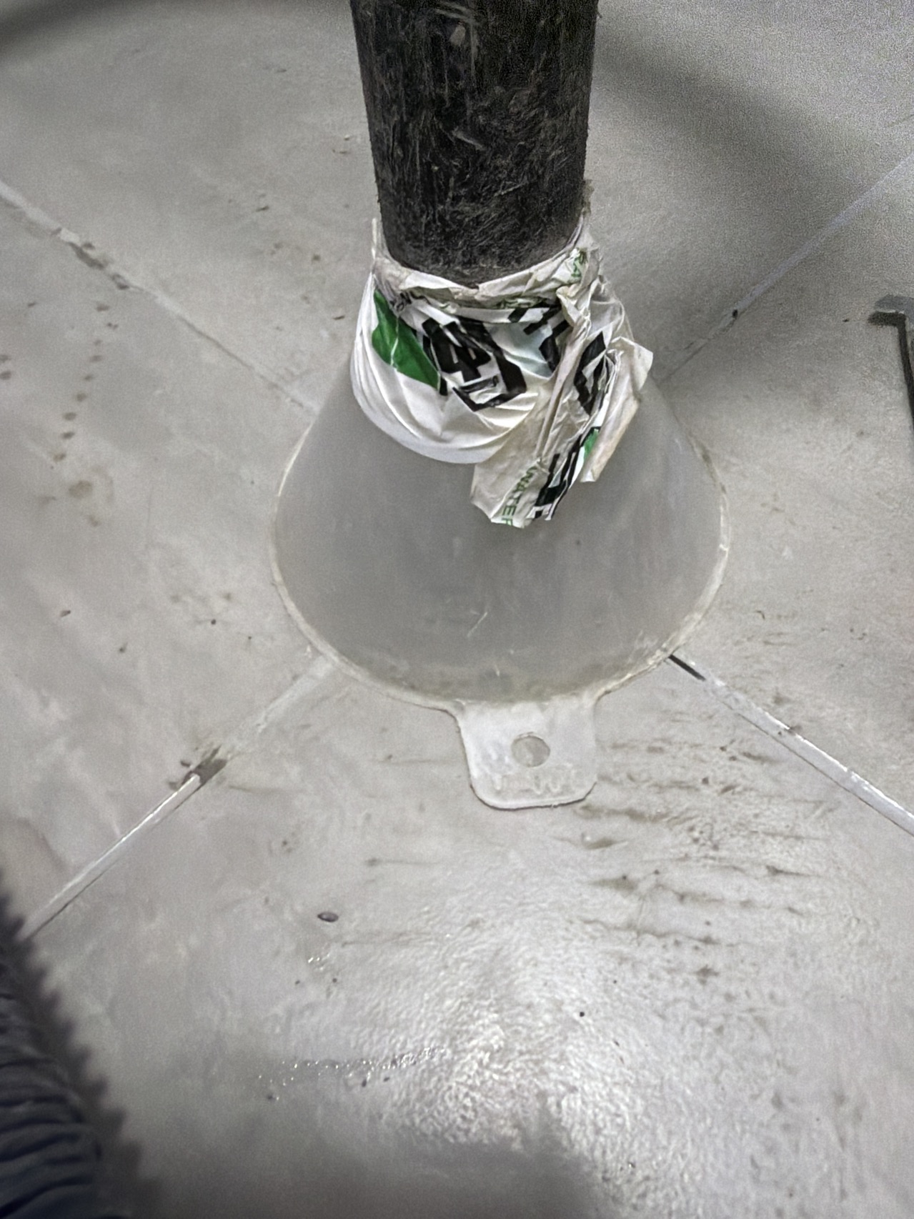 卫生间砂灰层正在吸水