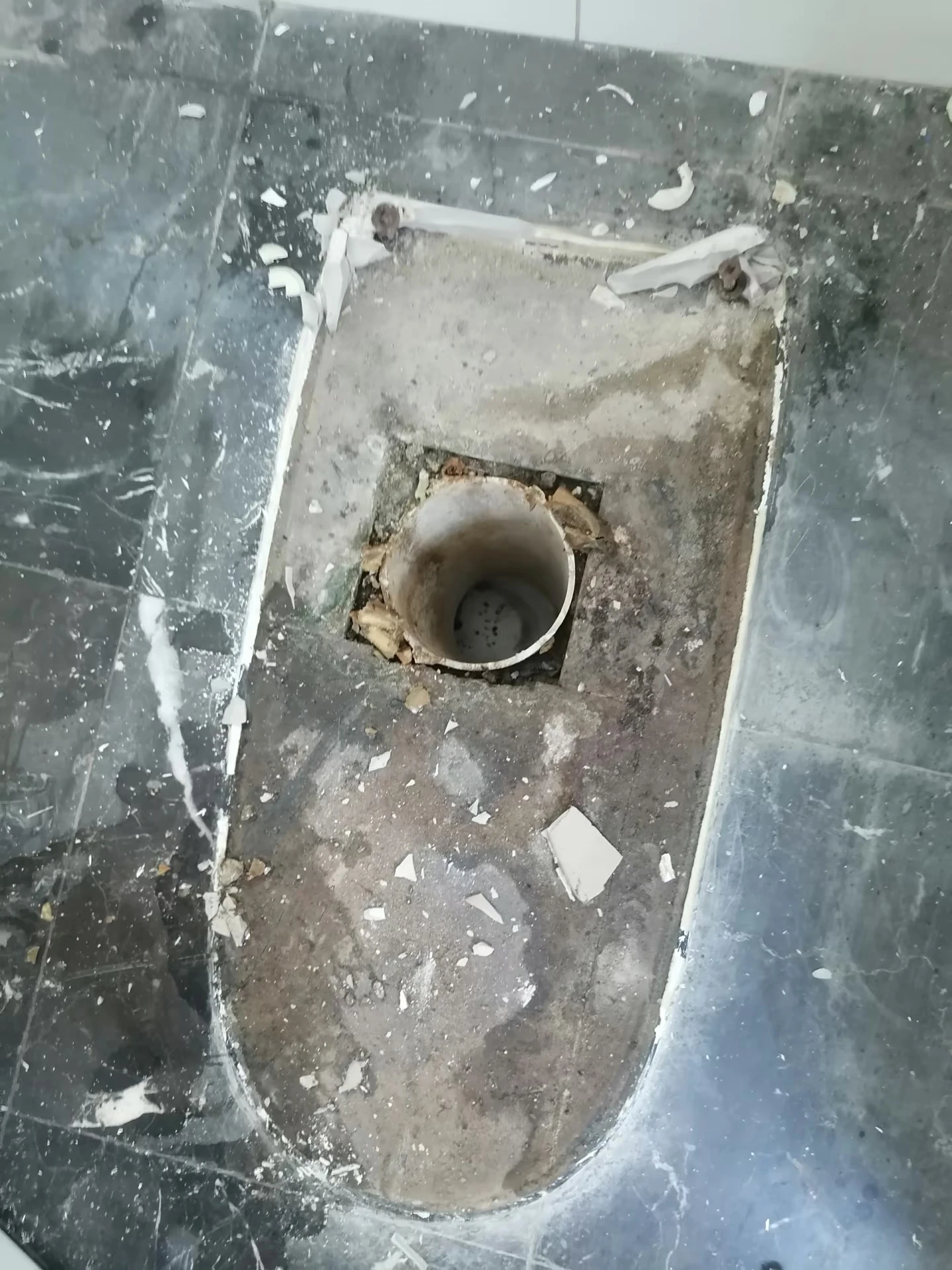 成都青羊区卫生间门口墙面返碱发霉施工前