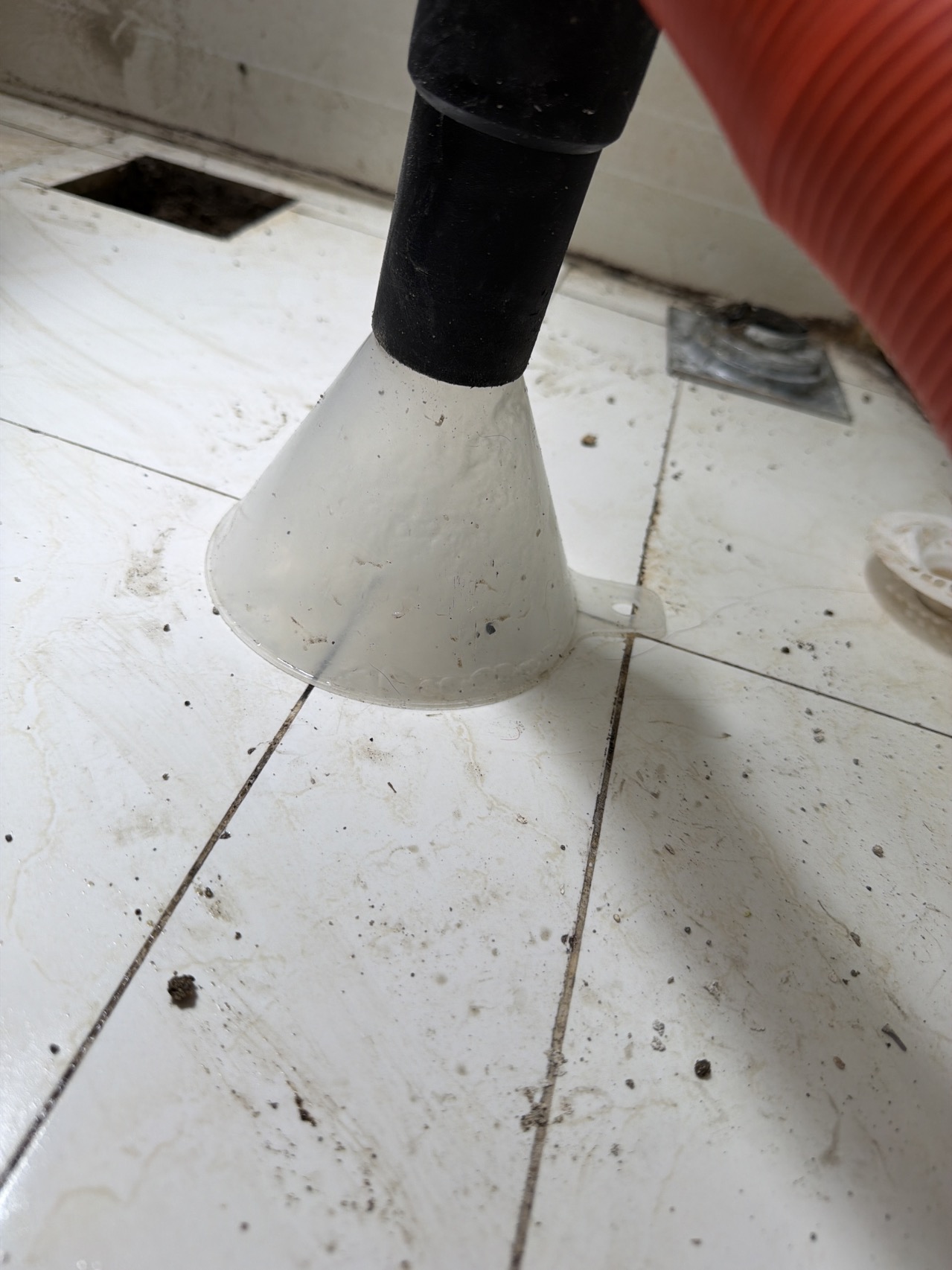 卫生间砂灰层正在吸水