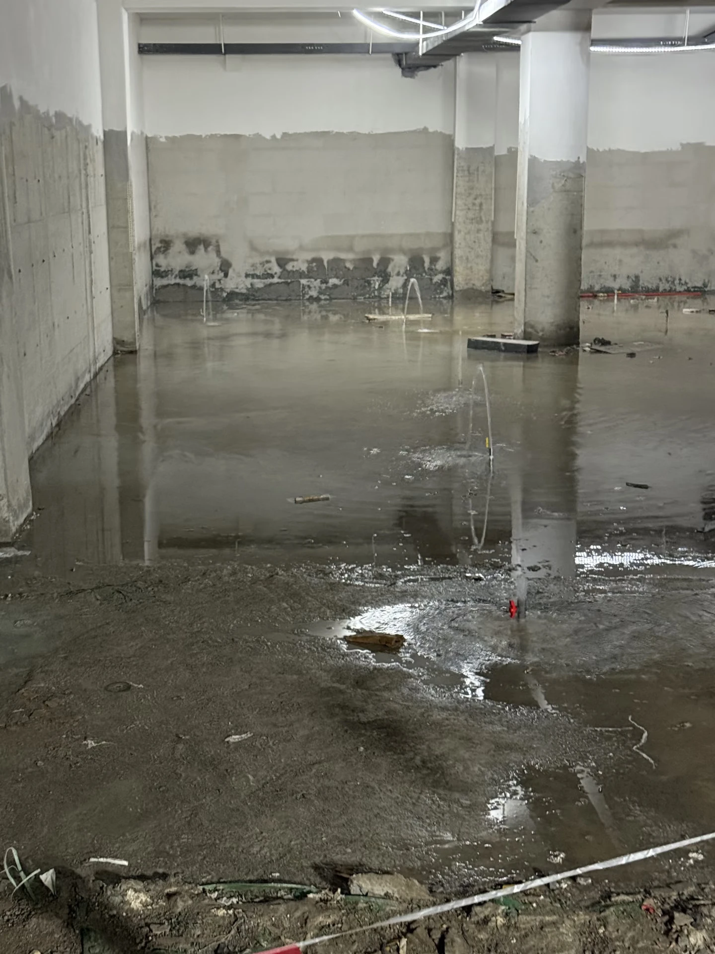 成都双流区地下室墙面渗漏水施工前积水现场