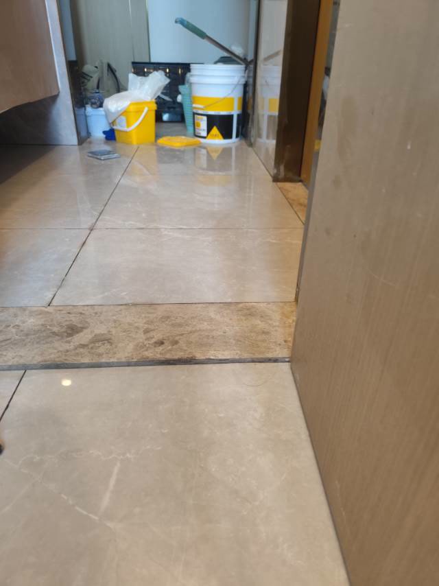 德商朗诗·麓湖熙华天玺北区:清缝后的门口地面