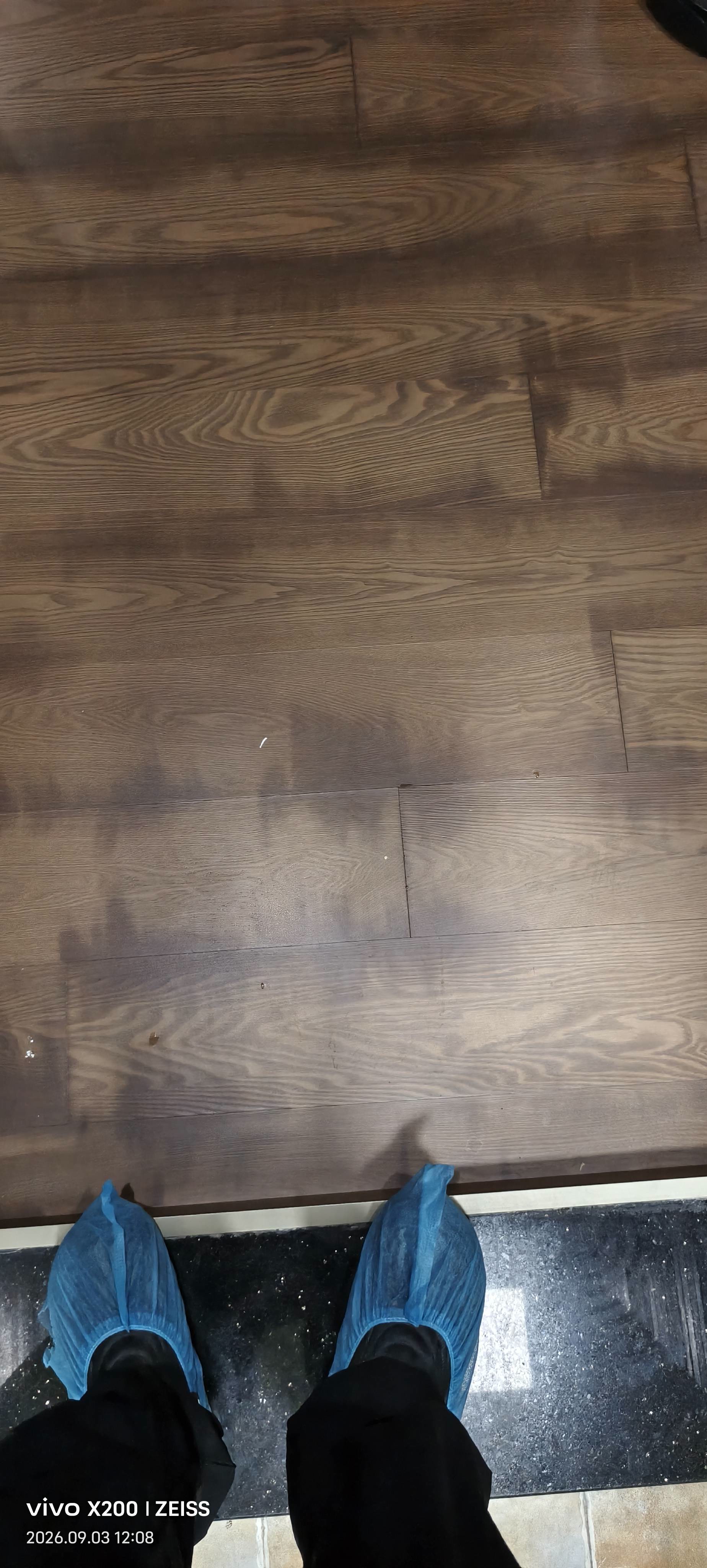芳草地:门外木地板状态