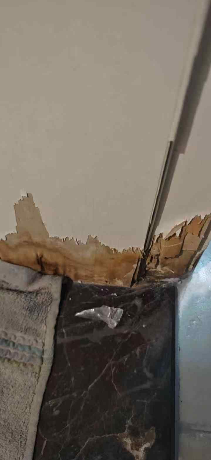 西航港临江丽苑卫生间门框返碱发霉