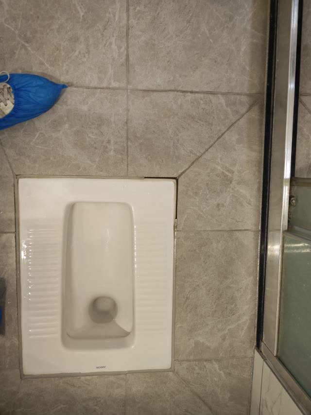 东骏湖景湾:蹲便器周边检查