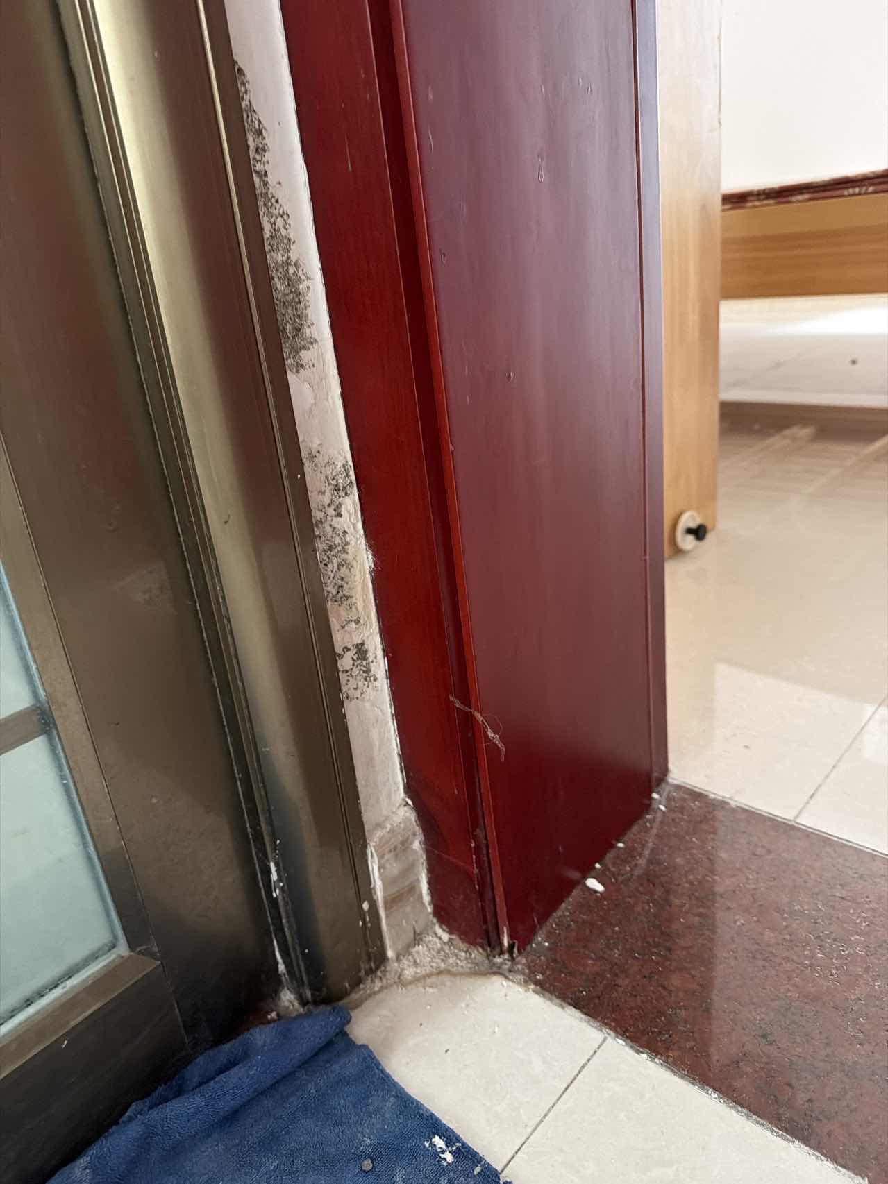 卫生间门框位置返碱发霉施工前