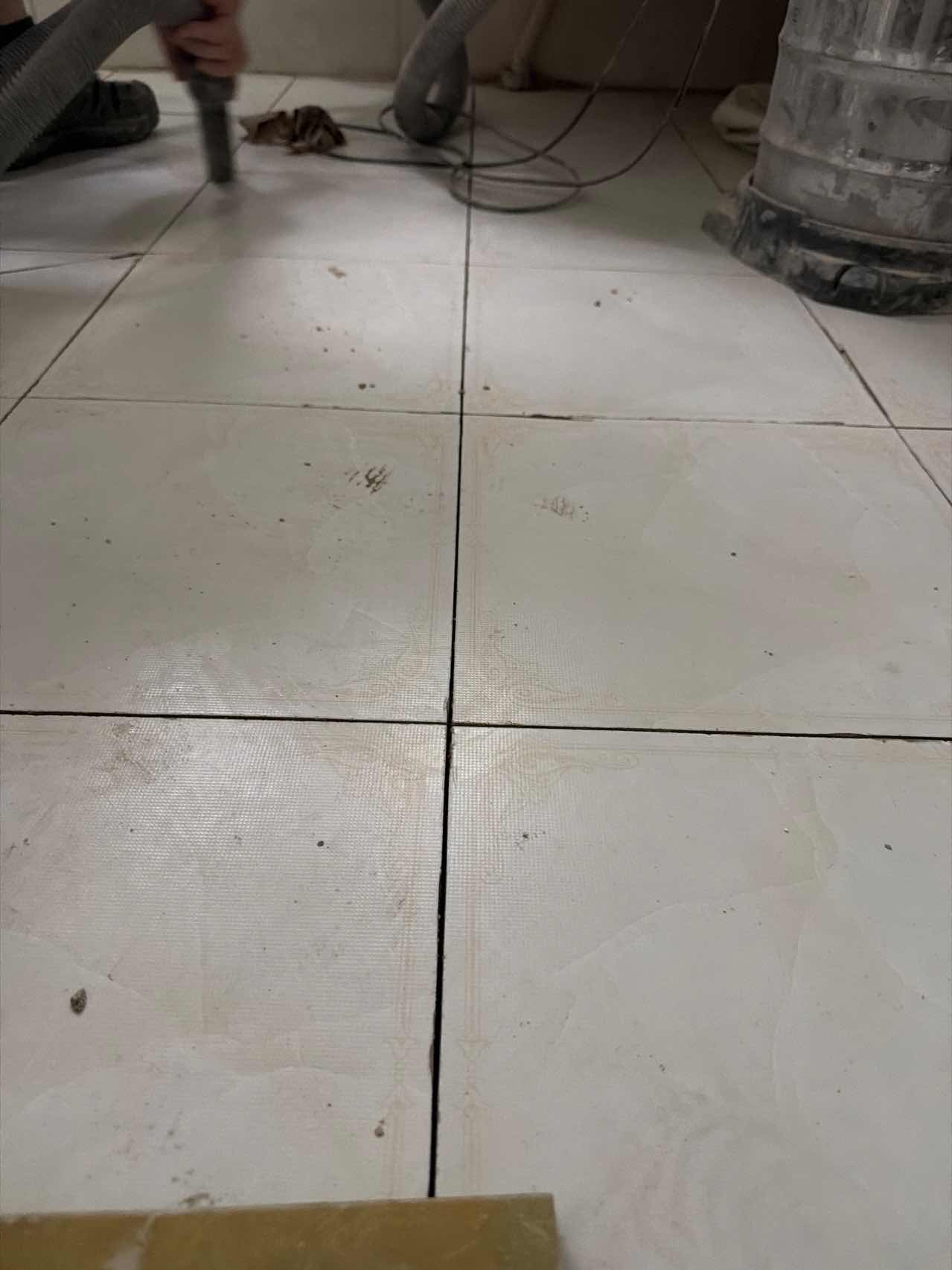 卫生间瓷砖缝切缝清理