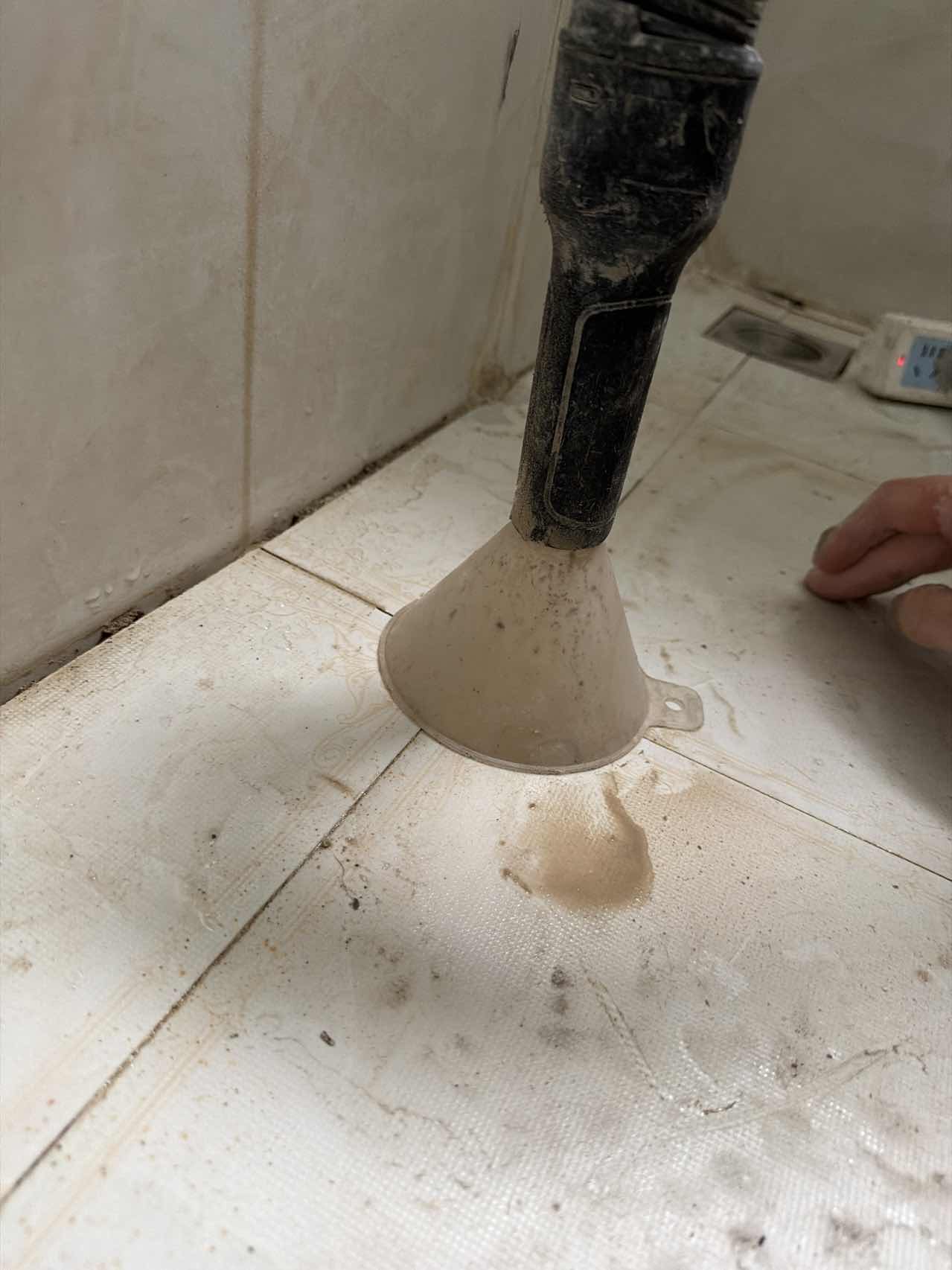 卫生间沙灰层吸水处理