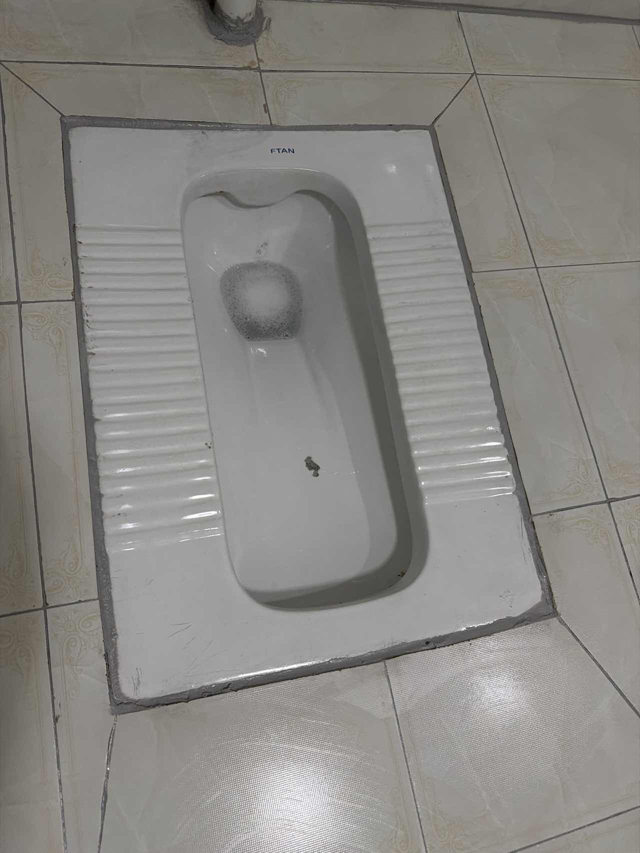 蹲便器周边裂缝处理后效果