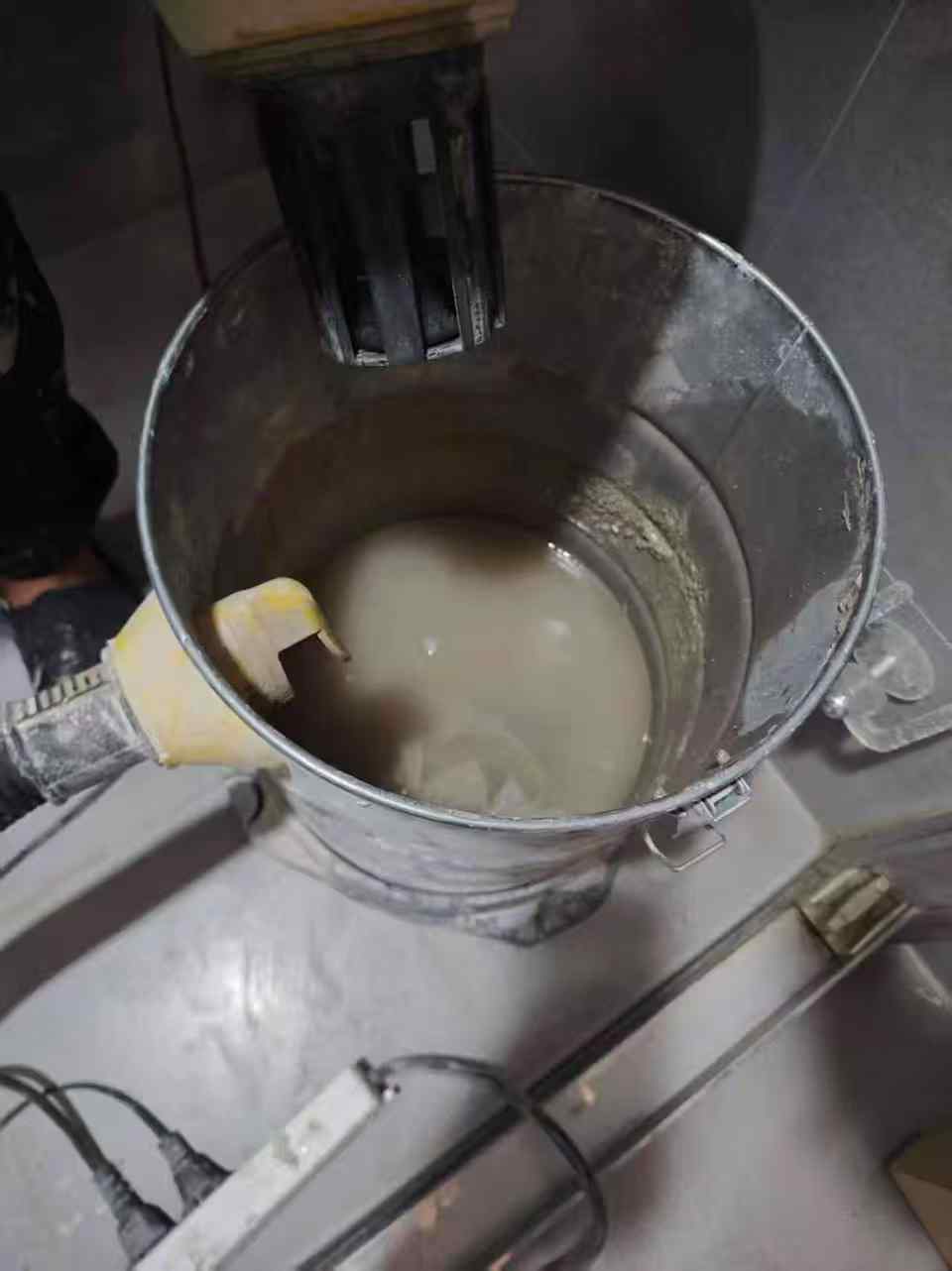 卫生间砂灰层吸水后水量照片